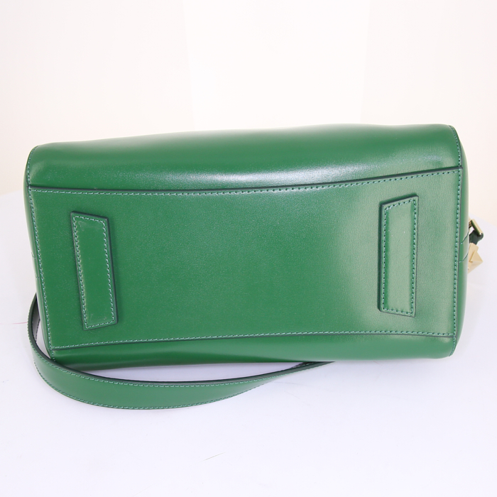 Givenchy Antigona small model bag worn on the shoulder or carried in the hand in green - Detail D5