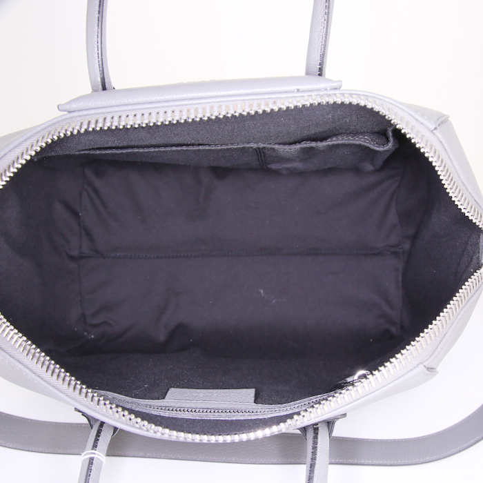 Givenchy Antigona large model bag worn on the shoulder or carried in the hand in grey grained leather - Detail D3