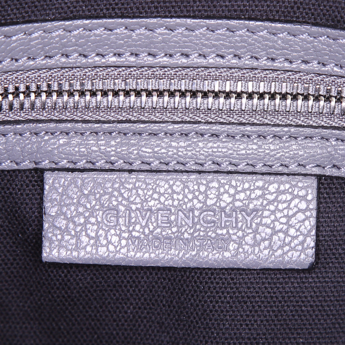 Bolso para llevar al hombro o en la mano Givenchy Antigona modelo grande en cuero granulado gris - Detail D4