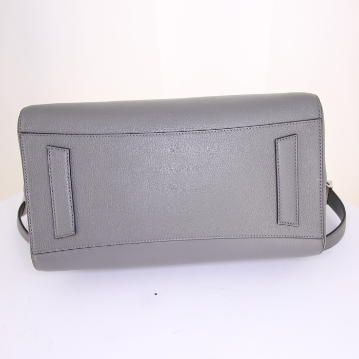 Bolso para llevar al hombro o en la mano Givenchy Antigona modelo grande en cuero granulado gris - Detail D5