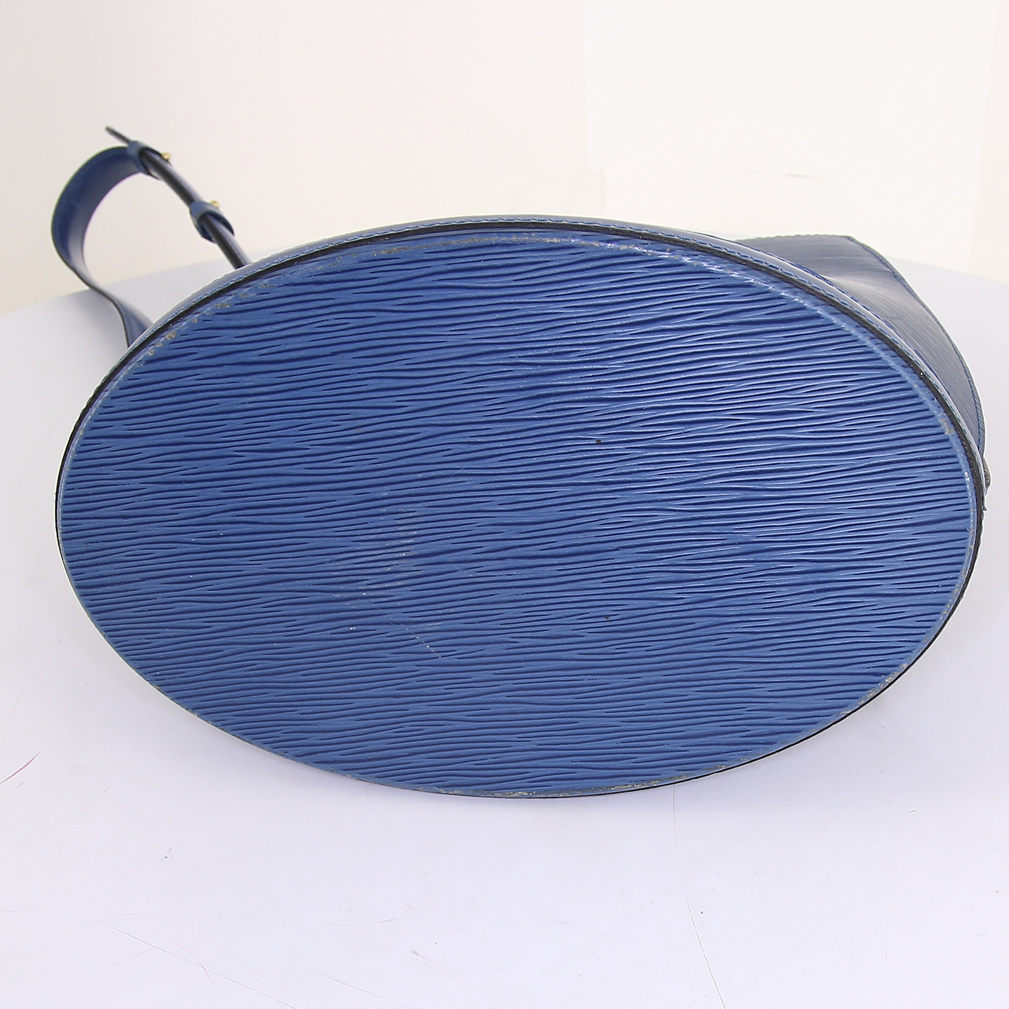 Louis Vuitton Cluny handbag in blue epi leather - Detail D4