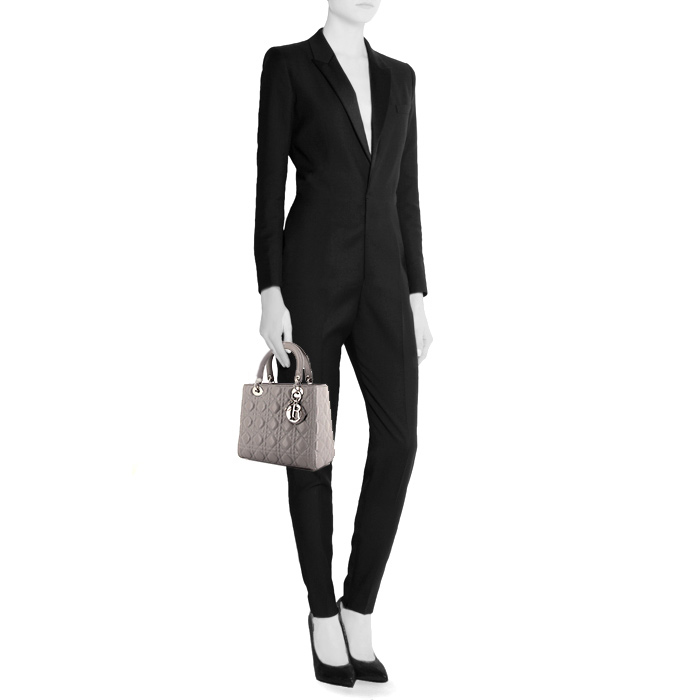 Sac à main Dior Lady Dior moyen modèle en cuir cannage gris - Detail D1