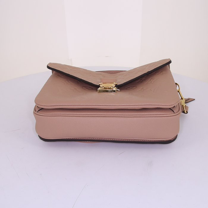 Louis Vuitton Metis shoulder bag in beige empreinte monogram leather - Detail D5
