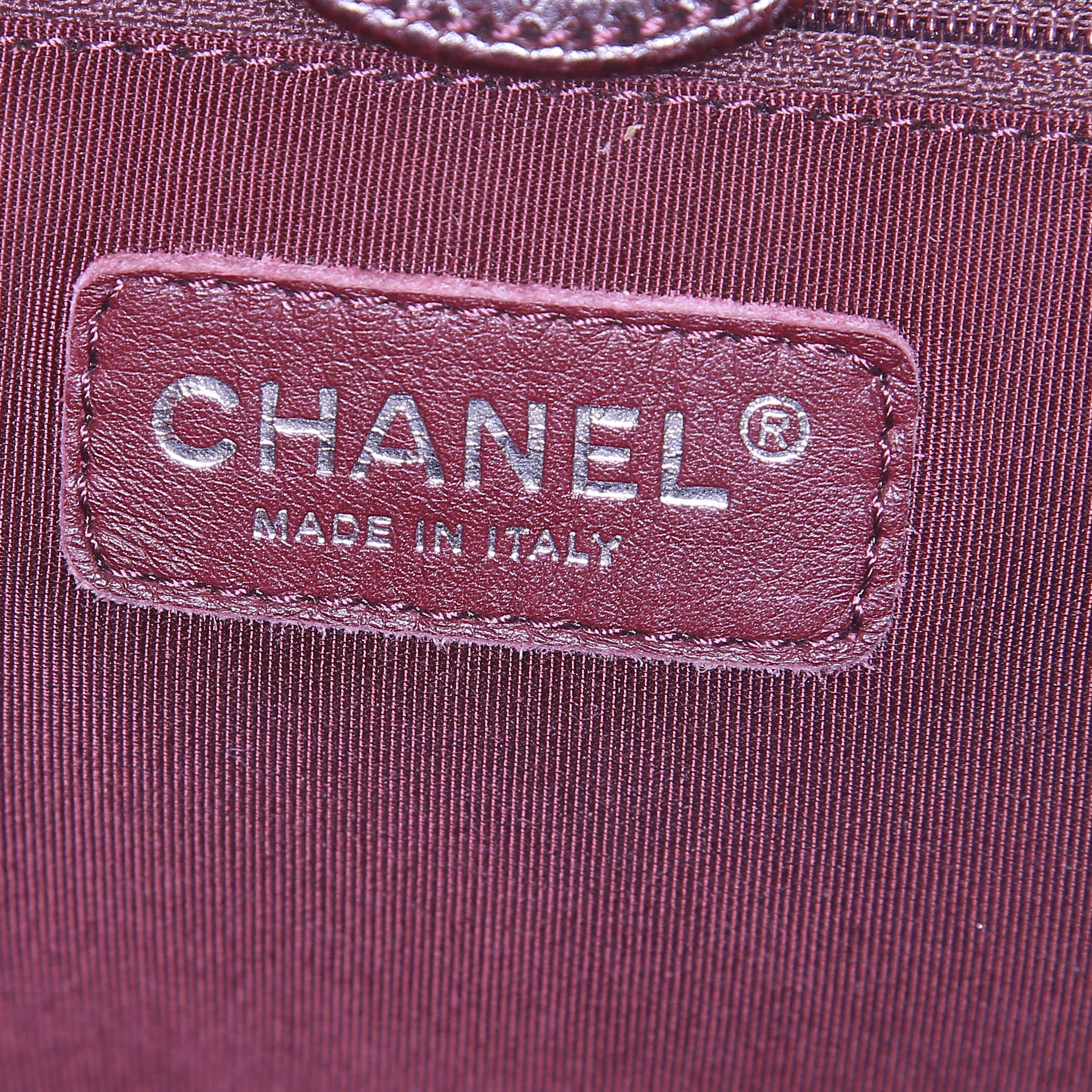 Chanel Shopping GST small model bag worn on the shoulder or carried in the hand in burgundy quilted grained leather - Detail D3