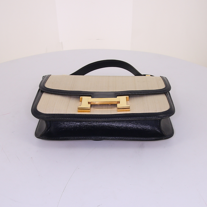 Hermes Constance handbag in beige braided horsehair and navy blue leather - Detail D5