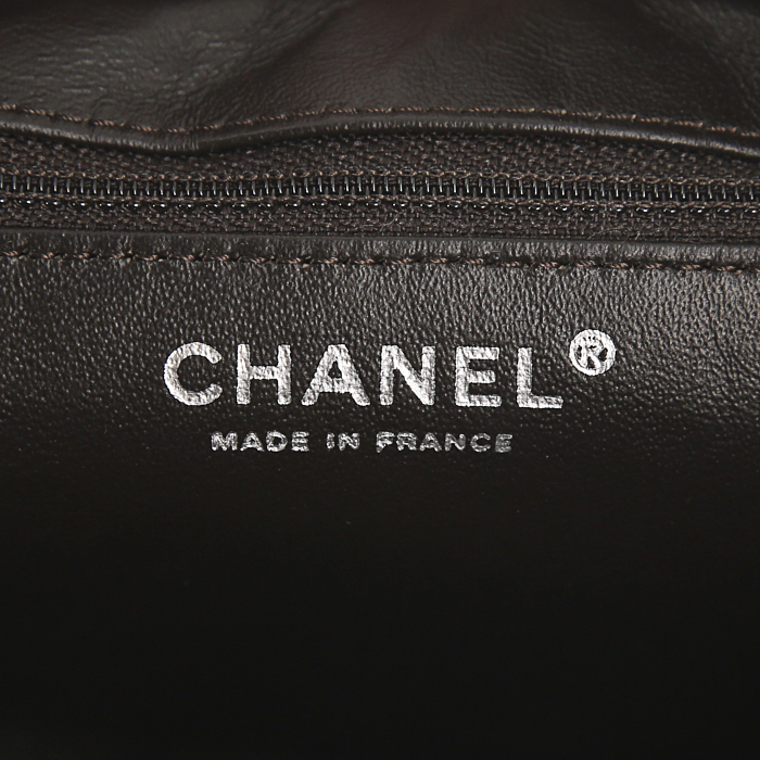 Bolso de mano Chanel Camera modelo grande en cuero acolchado marrón - Detail D3