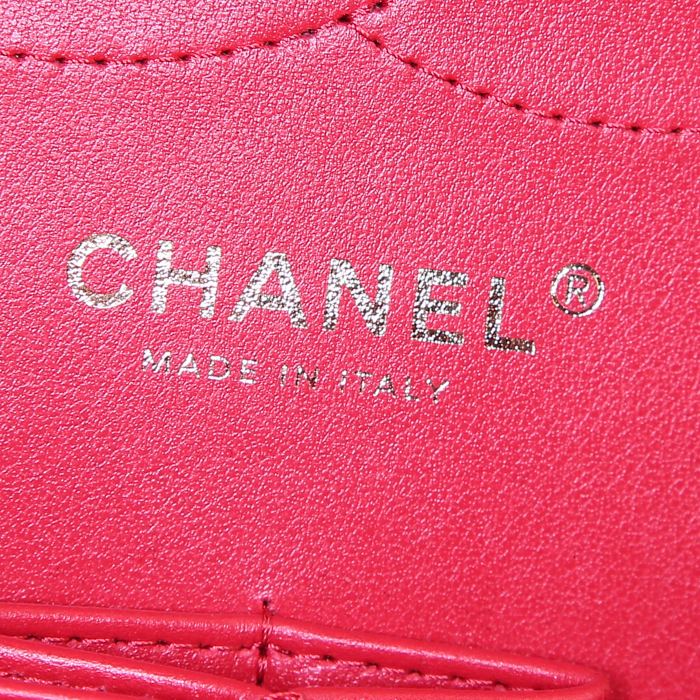 Sac à main Chanel Timeless jumbo en cuir matelassé rouge - Detail D4