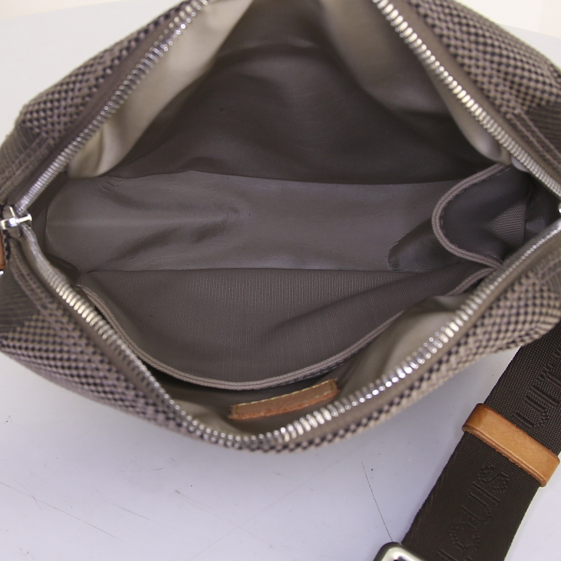 Sac bandoulière Louis Vuitton Geant Citadin en toile grise et cuir naturel - Detail D2