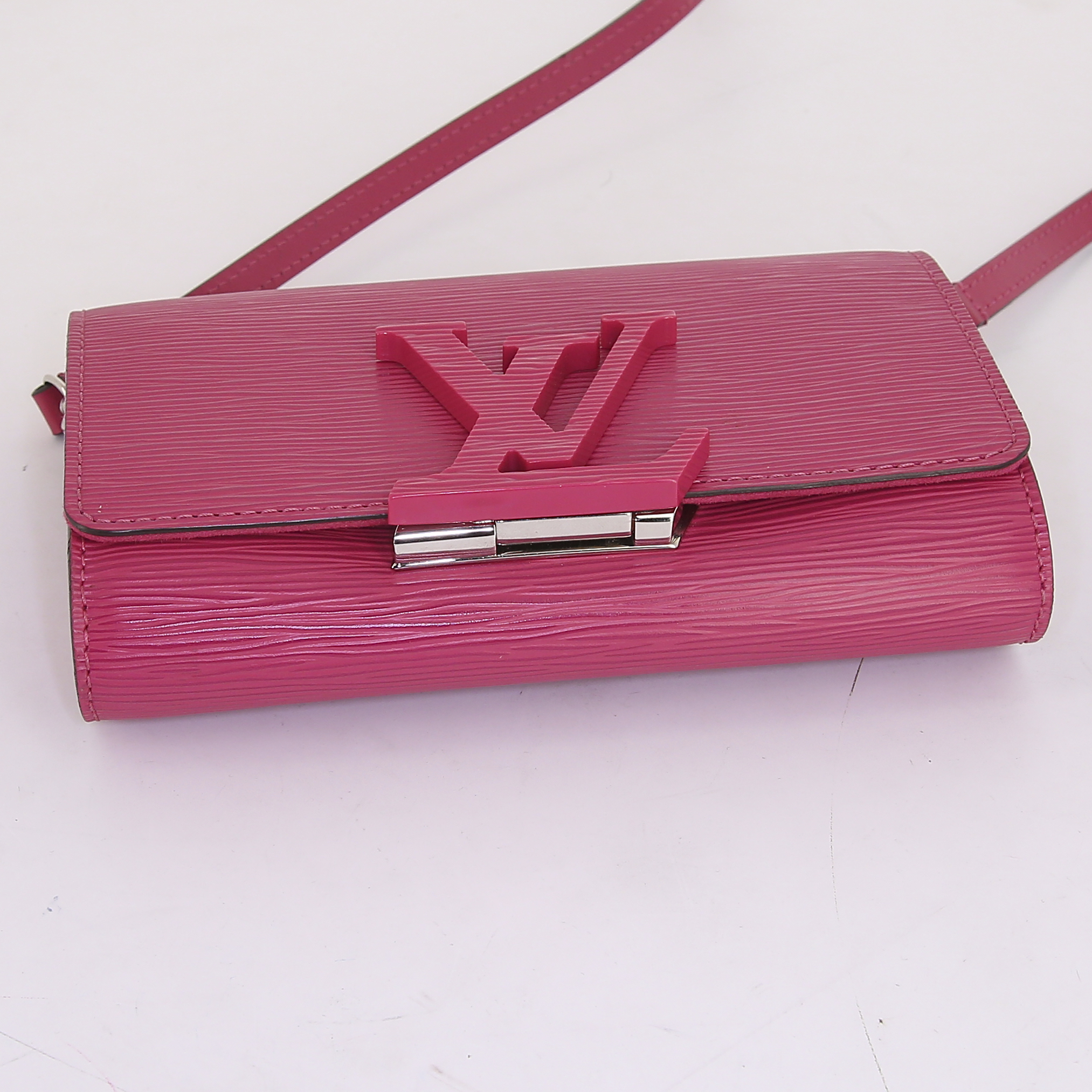 Louis Vuitton Louise shoulder bag in pink epi leather - Detail D4