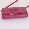 Bolso bandolera Louis Vuitton Louise en cuero Epi rosa - Detail D4 thumbnail