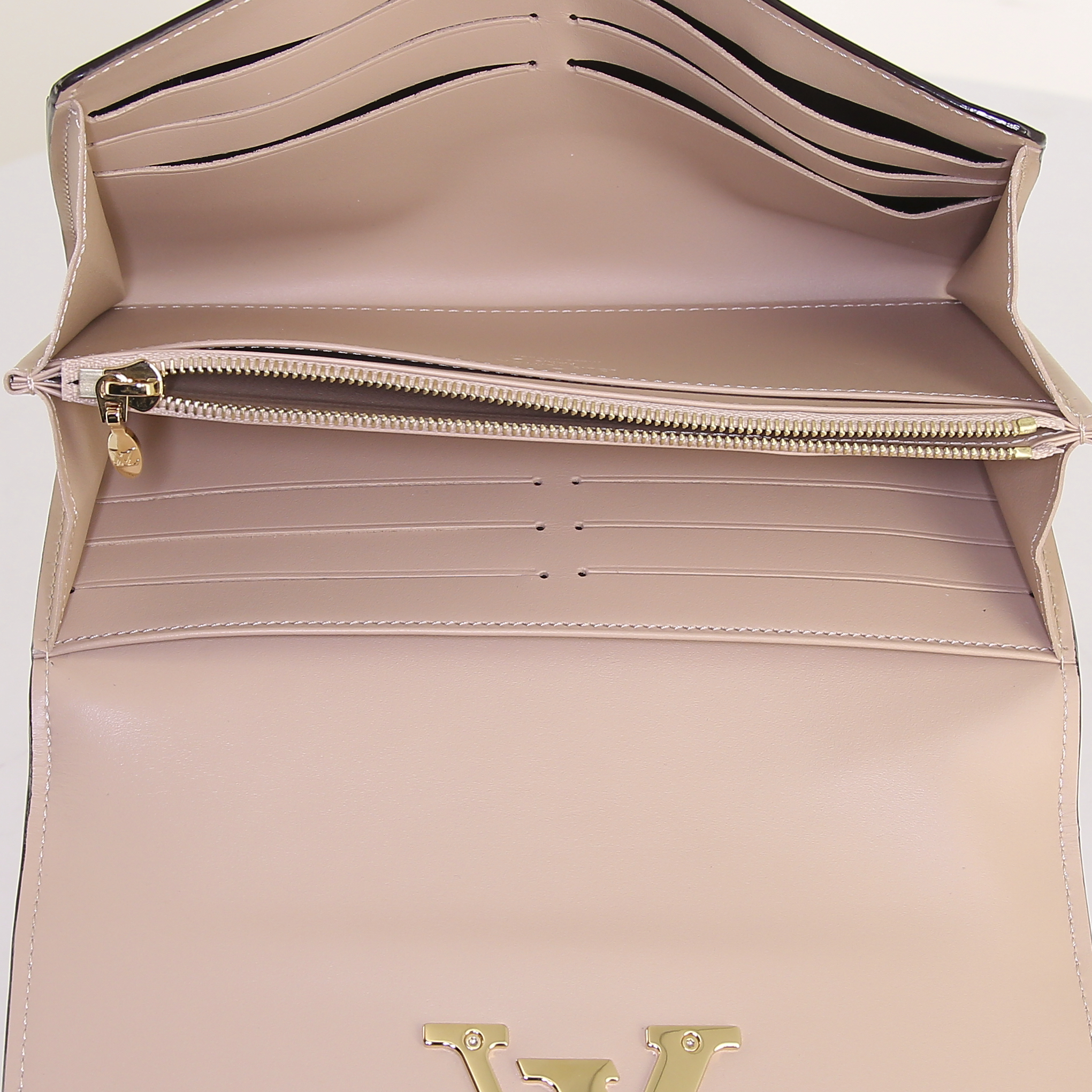 Louis Vuitton Louise wallet in beige patent leather - Detail D2