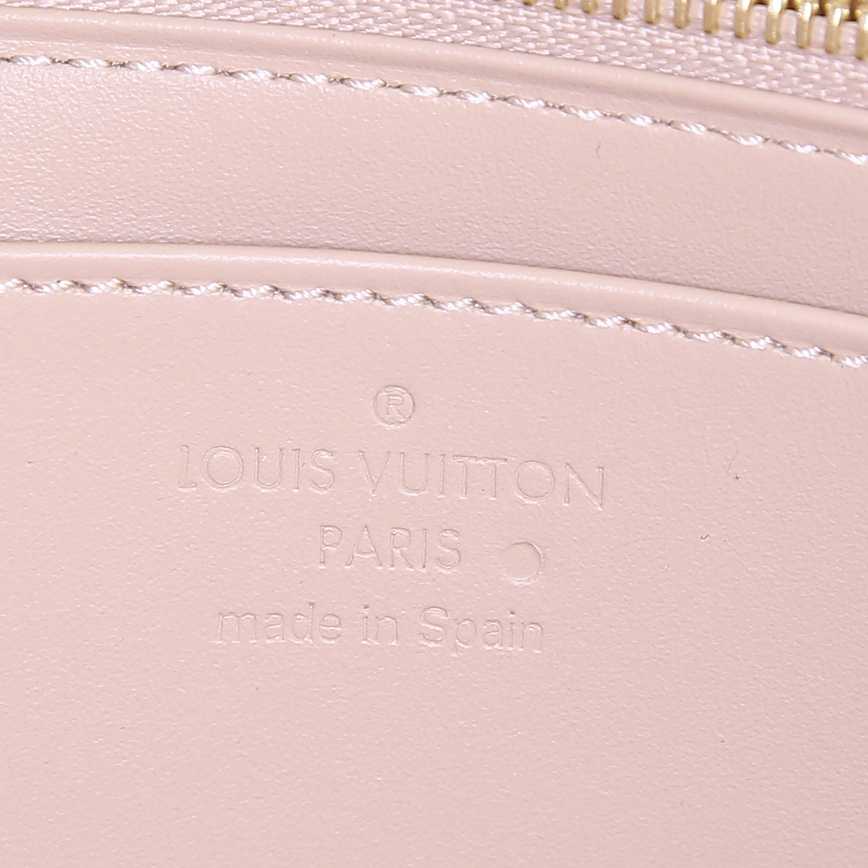 Portafogli Louis Vuitton Louise in pelle verniciata beige - Detail D3