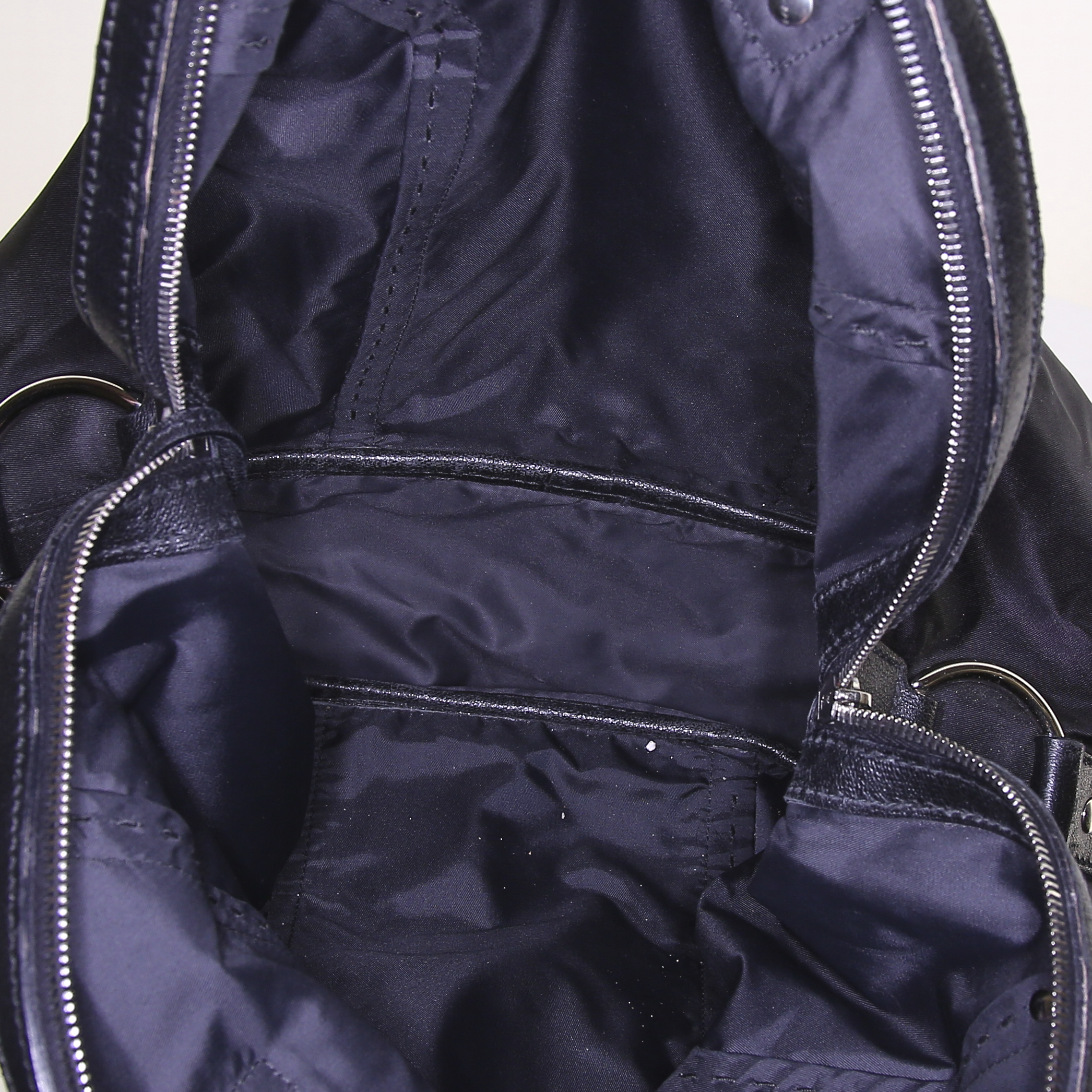 Bolso de mano Yves Saint Laurent Muse modelo grande en lona y cuero negra - Detail D2