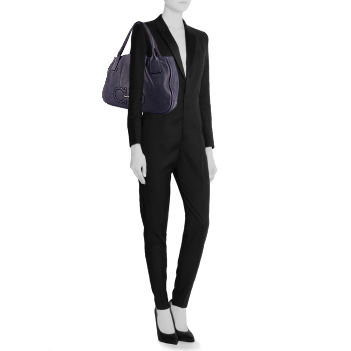 Salvatore Ferragamo handbag in navy blue grained leather - Detail D1