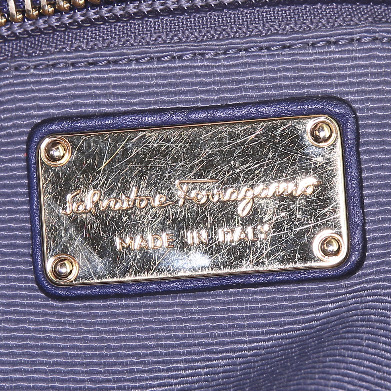 Borsa Salvatore Ferragamo in pelle martellata blu marino - Detail D3