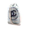 Bolso para llevar al hombro Chanel Sac à dos en lona blanca y azul - 00pp thumbnail