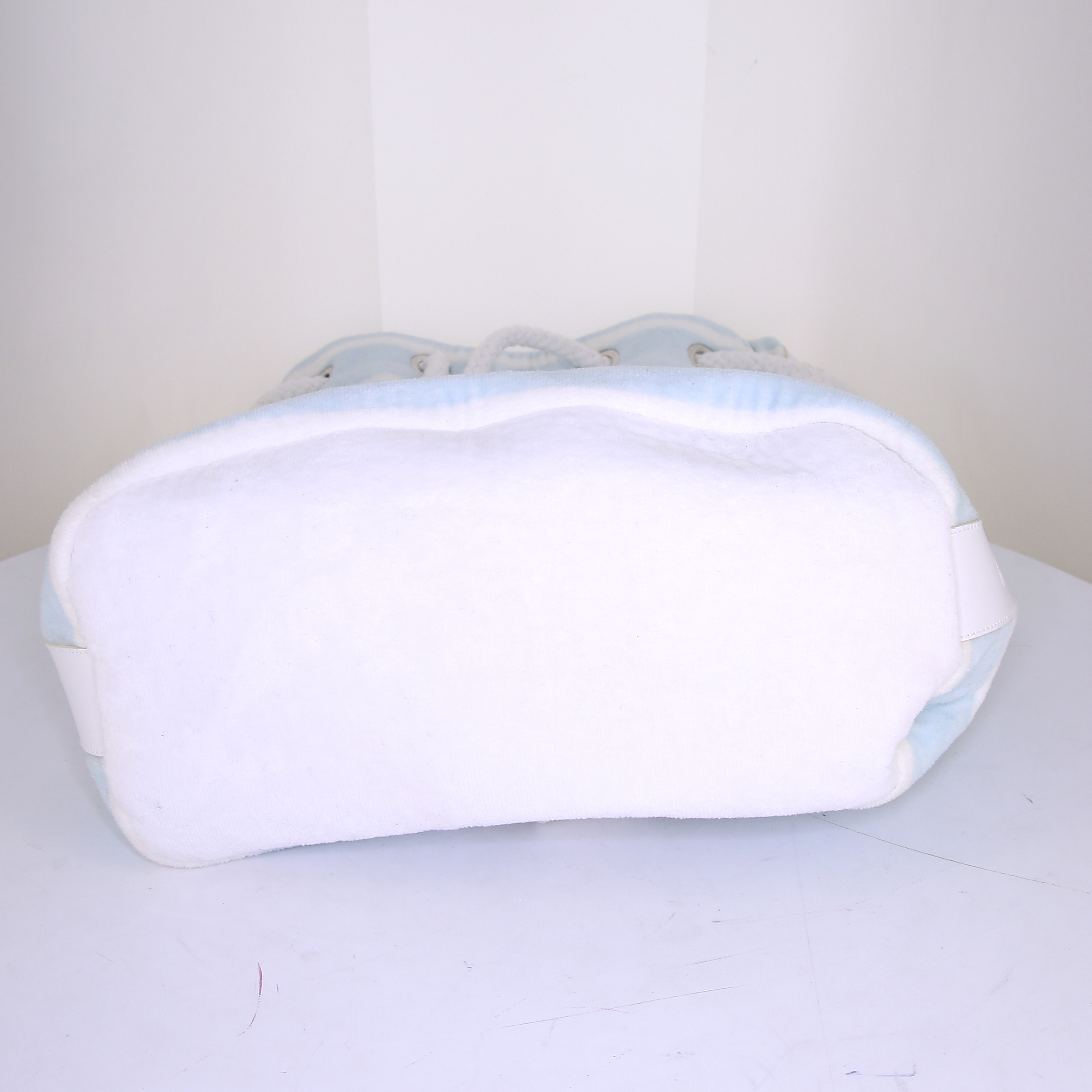 Sac porté épaule Chanel Sac à dos en toile blanche et bleue - Detail D6