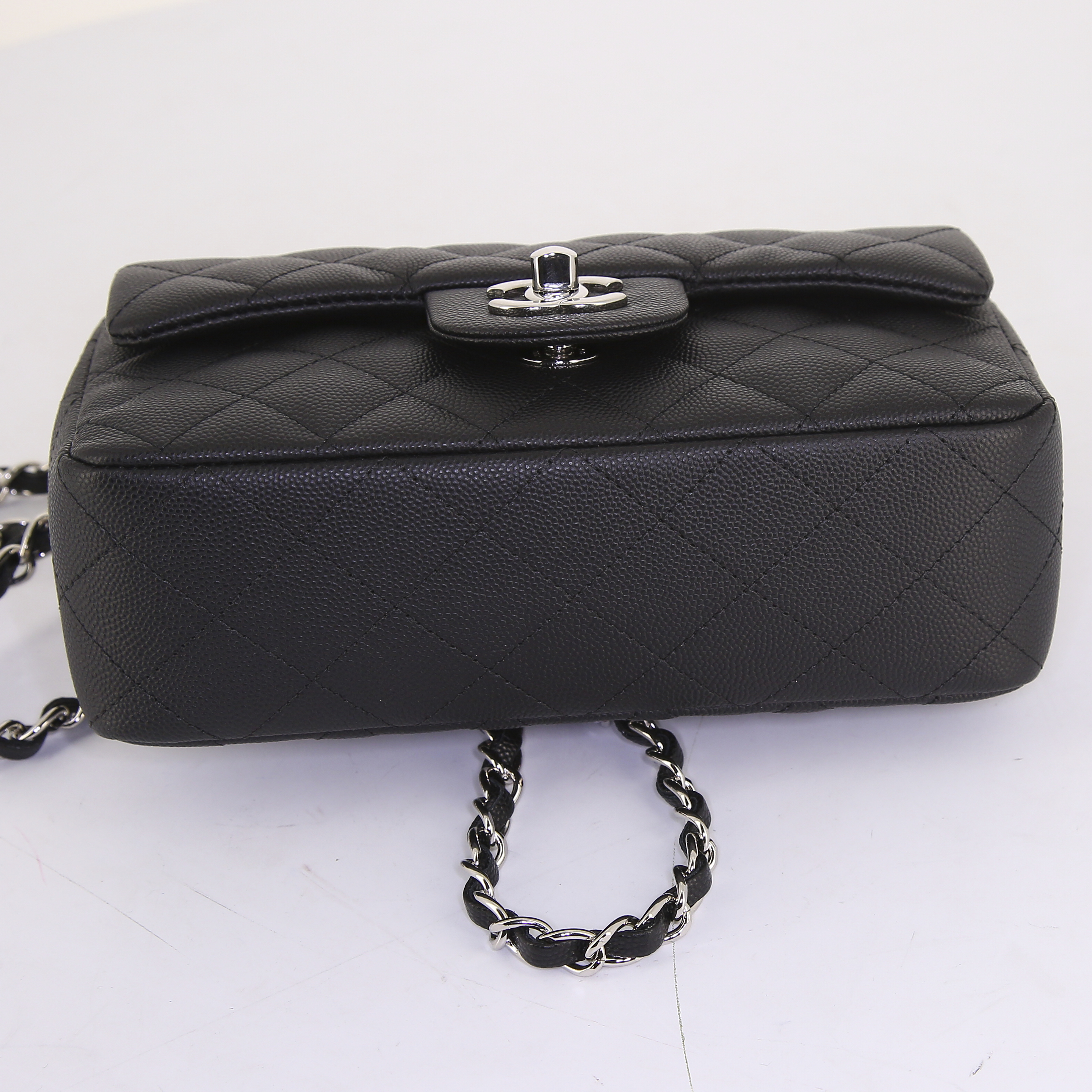 Sac bandoulière Chanel Mini Timeless en cuir grainé matelassé noir - Detail D4