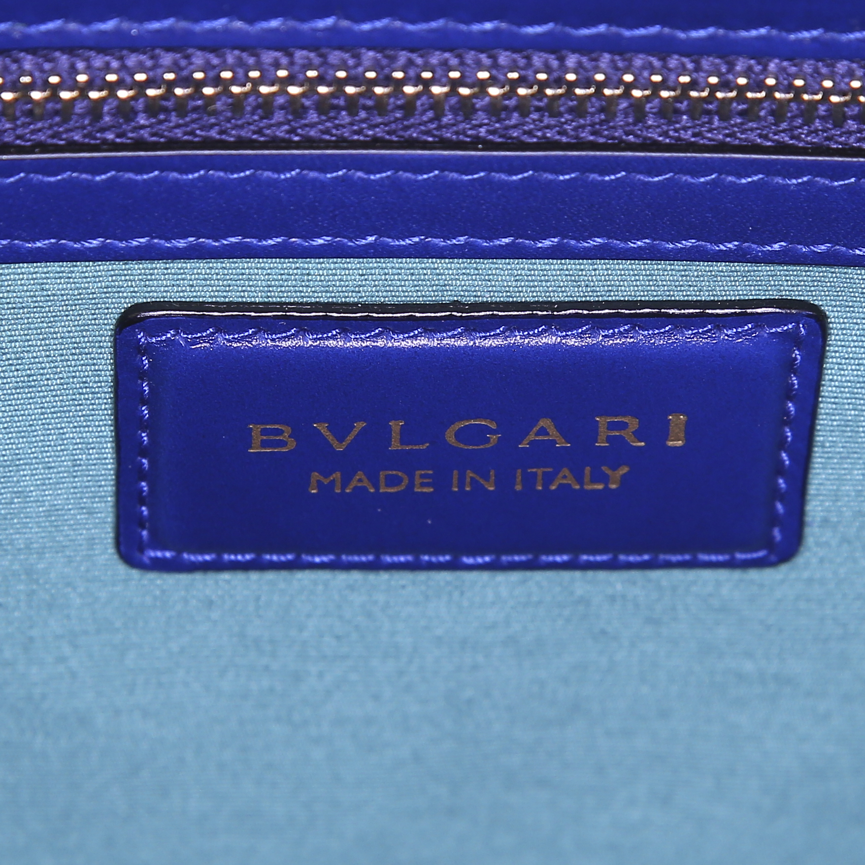 Bolso de mano Bulgari en cuero azul - Detail D4