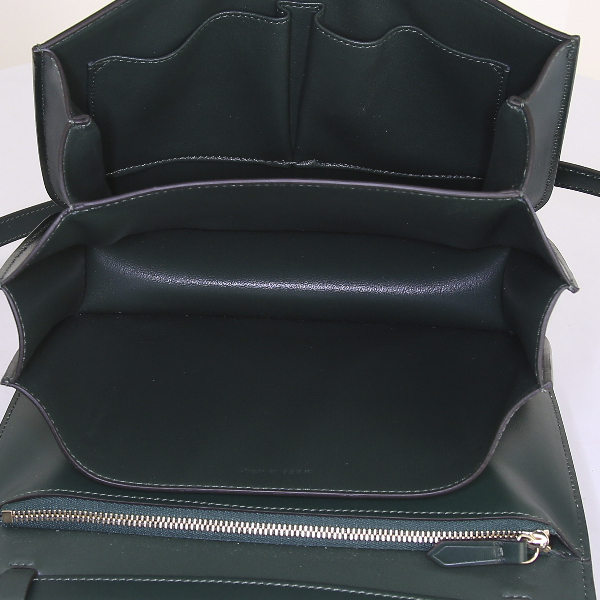 Celine Classic Box shoulder bag in green box leather - Detail D2