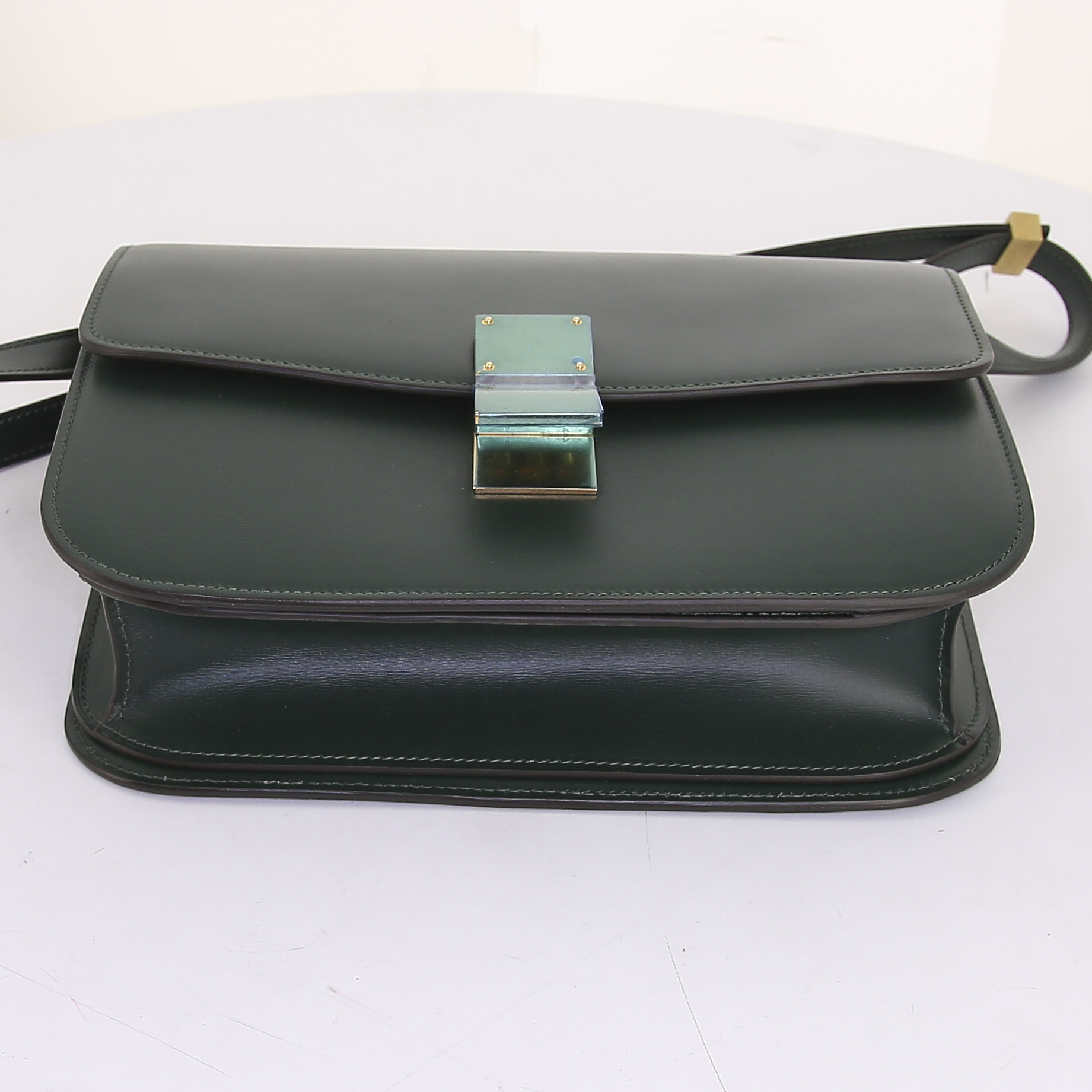 Bolso bandolera Celine Classic Box en cuero box verde - Detail D4
