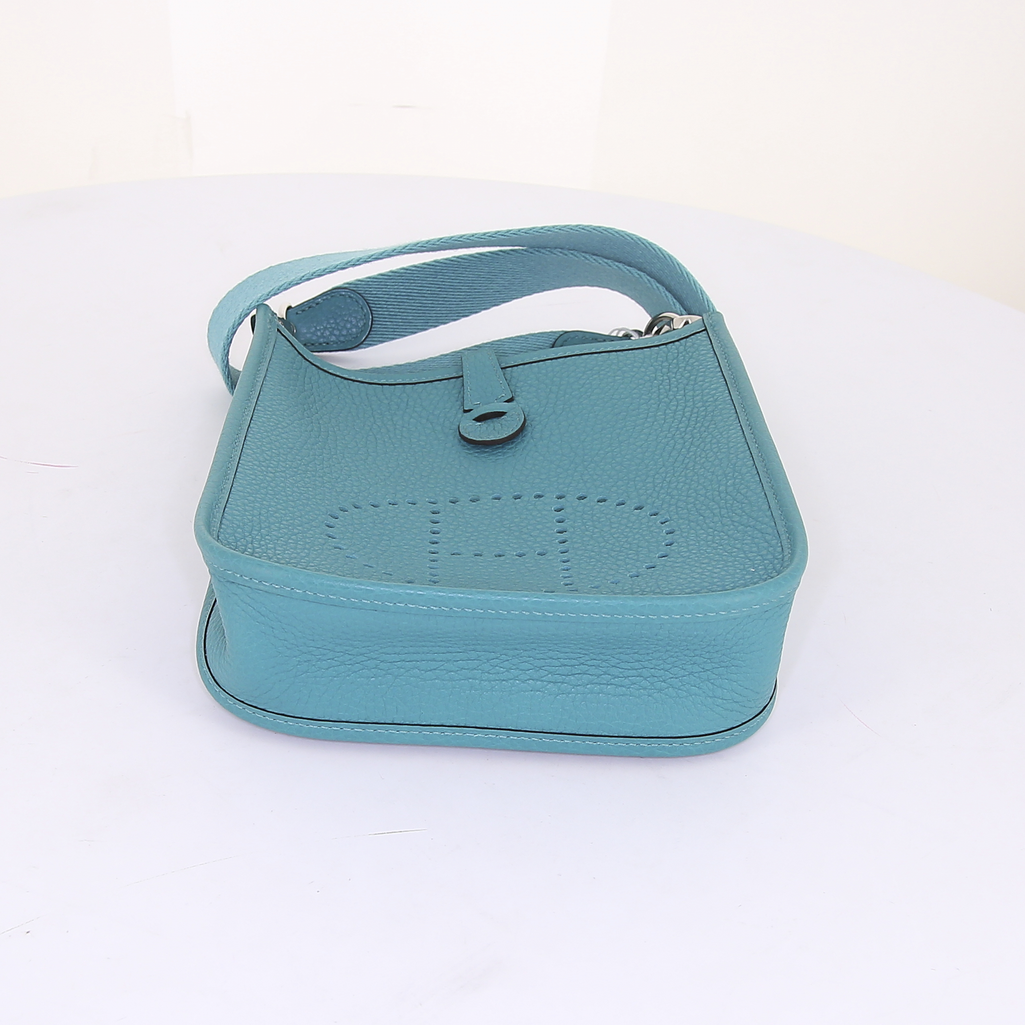 Hermès Mini Evelyne handbag in blue togo leather - Detail D4