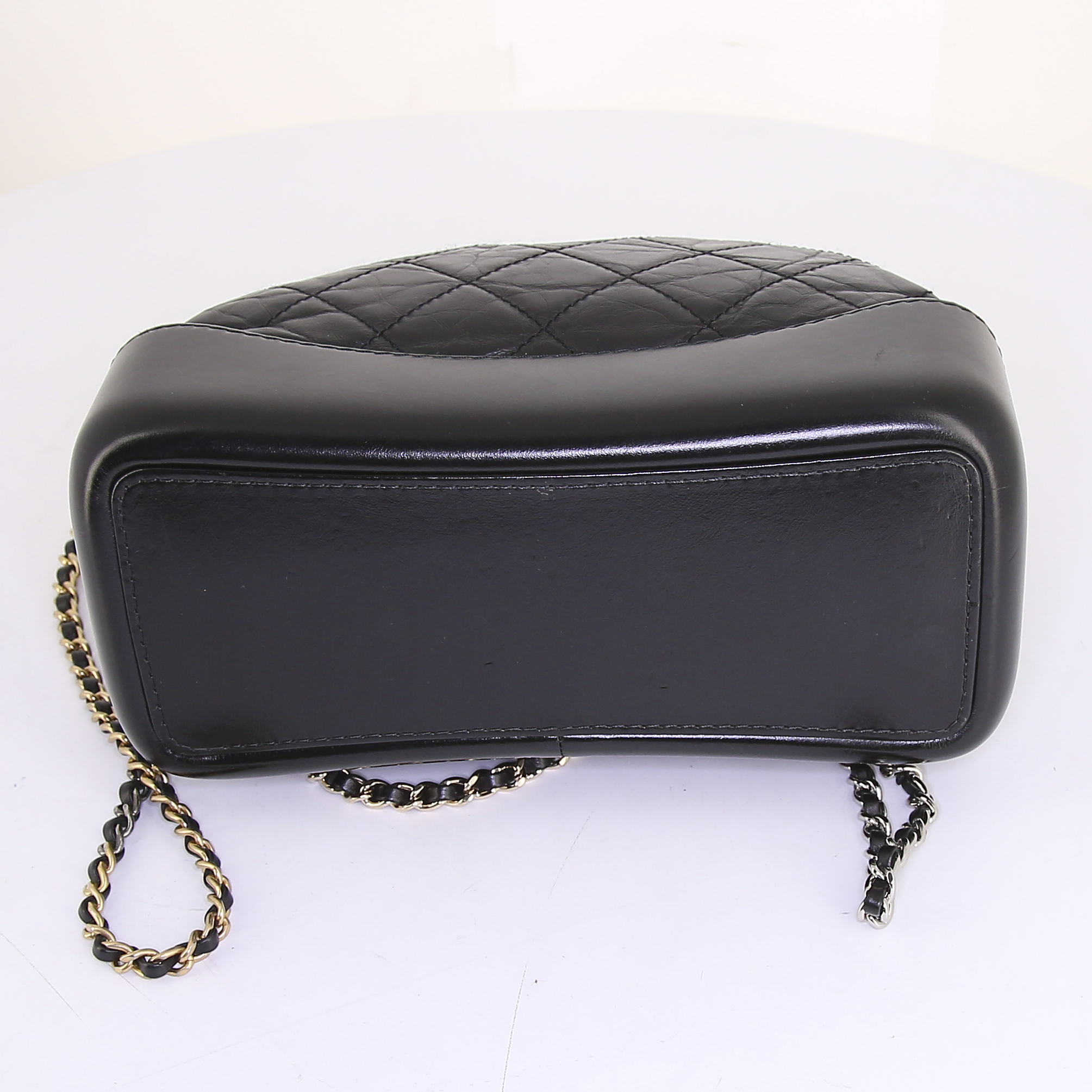 Mochila Chanel Gabrielle  en cuero acolchado negro - Detail D4