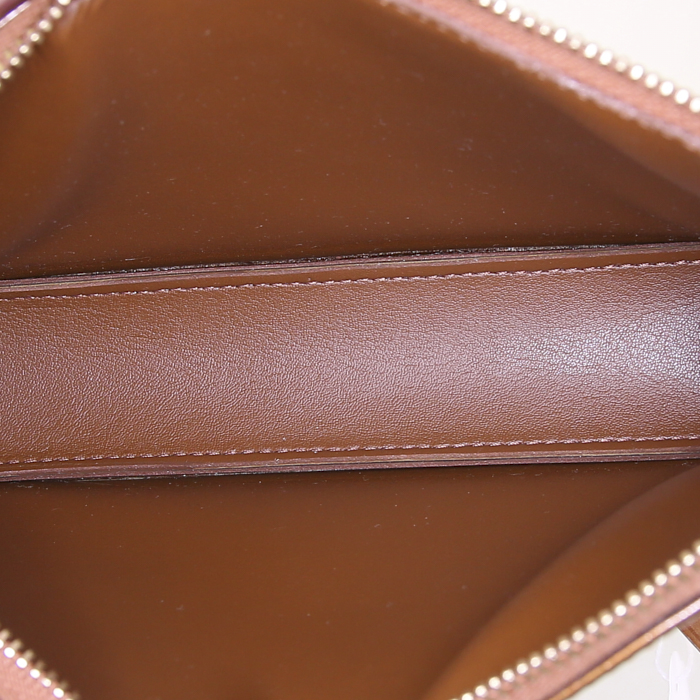 Pochette Louis Vuitton in pelle verniciata beige - Detail D2