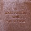 Pochette Louis Vuitton in pelle verniciata beige - Detail D3 thumbnail