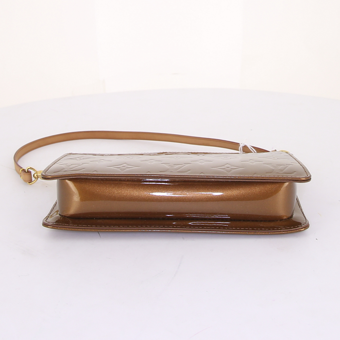 Pochette Louis Vuitton in pelle verniciata beige - Detail D4