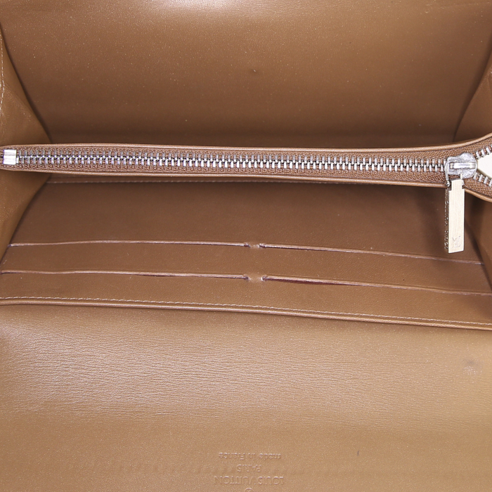 Billetera Louis Vuitton Sarah en charol Monogram beige - Detail D2