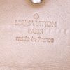 Portefeuille Louis Vuitton Sarah en cuir vernis monogram beige - Detail D3 thumbnail