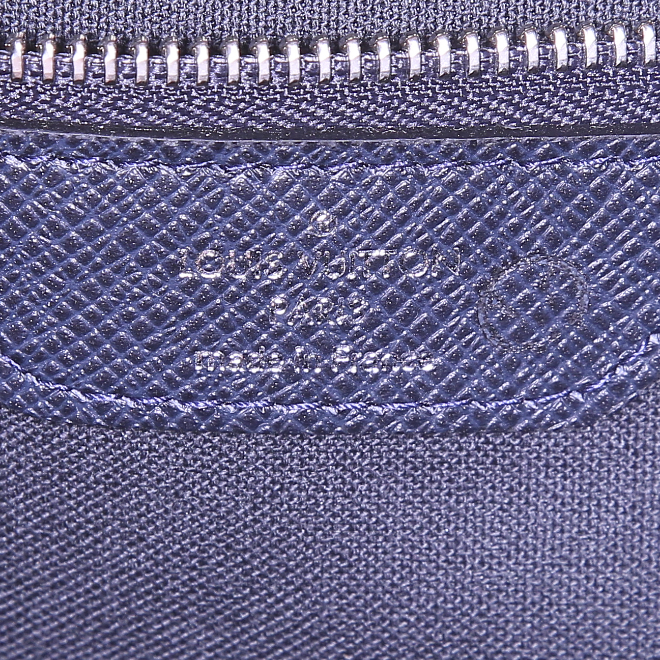 Sac bandoulière Louis Vuitton en cuir taiga gris - Detail D3