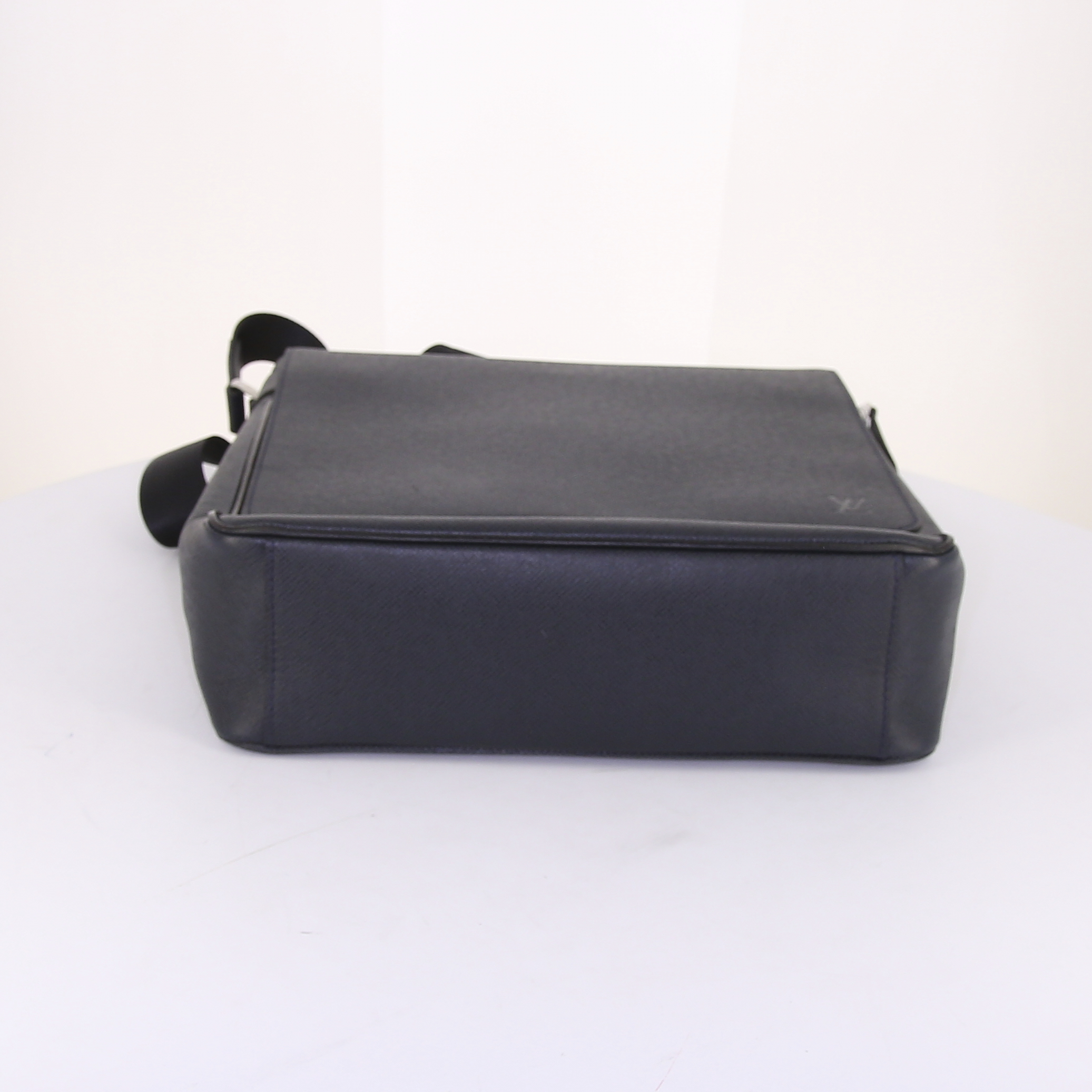 Louis Vuitton shoulder bag in grey taiga leather - Detail D4