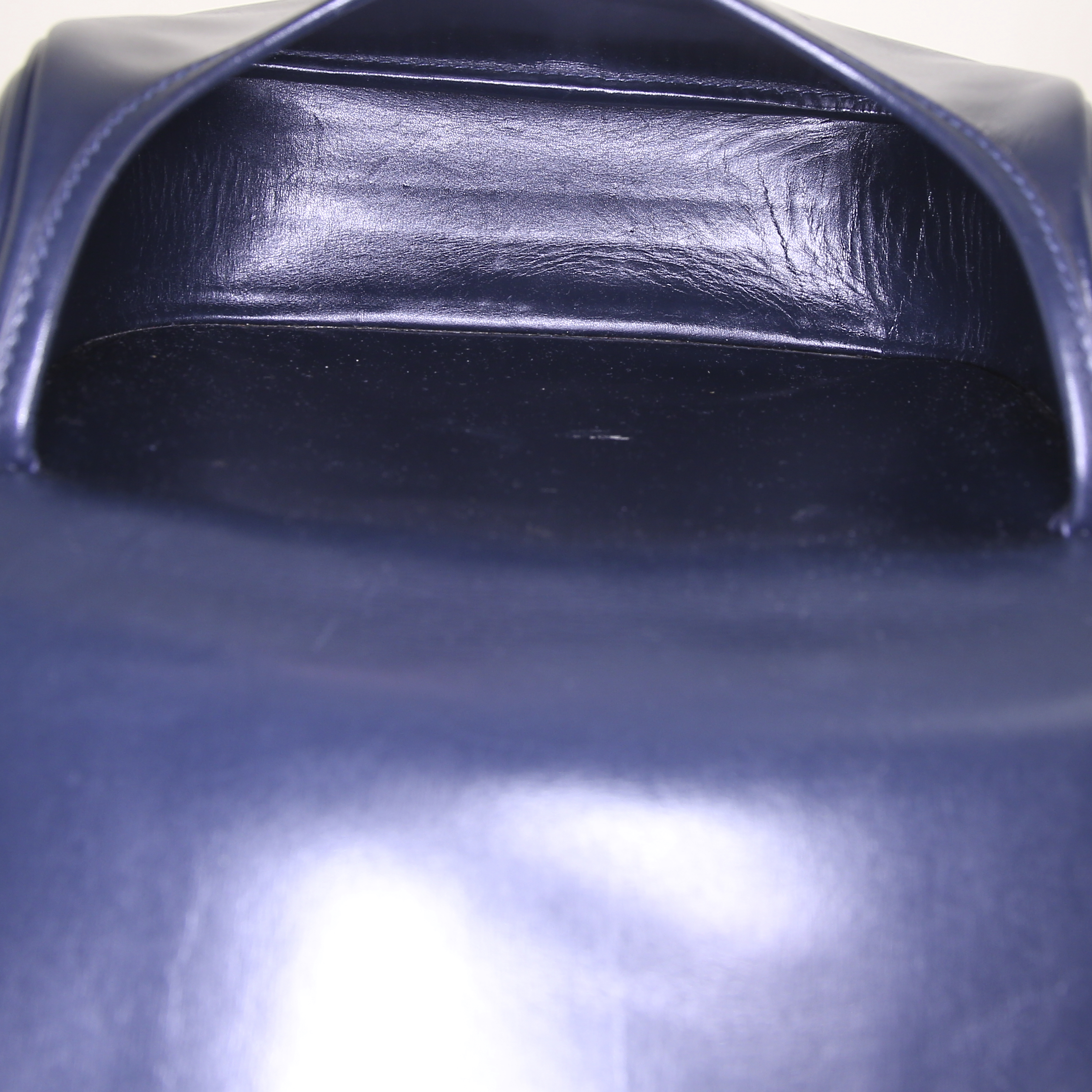 Bolso bandolera Hermès Duffle en cuero box azul marino - Detail D2