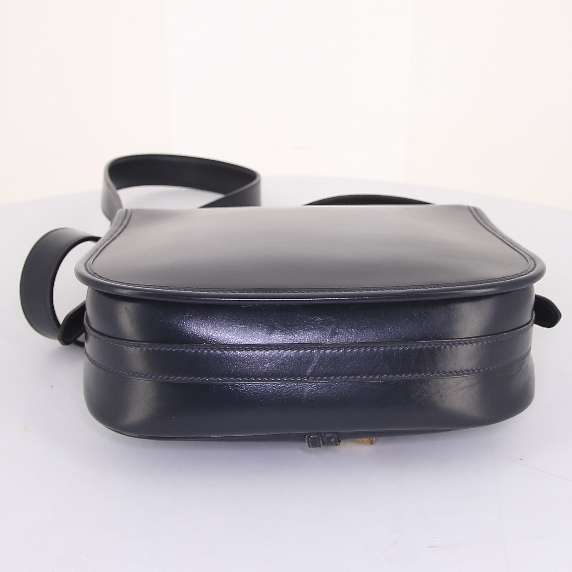 Sac bandoulière Hermès Duffle en cuir box bleu-marine - Detail D4