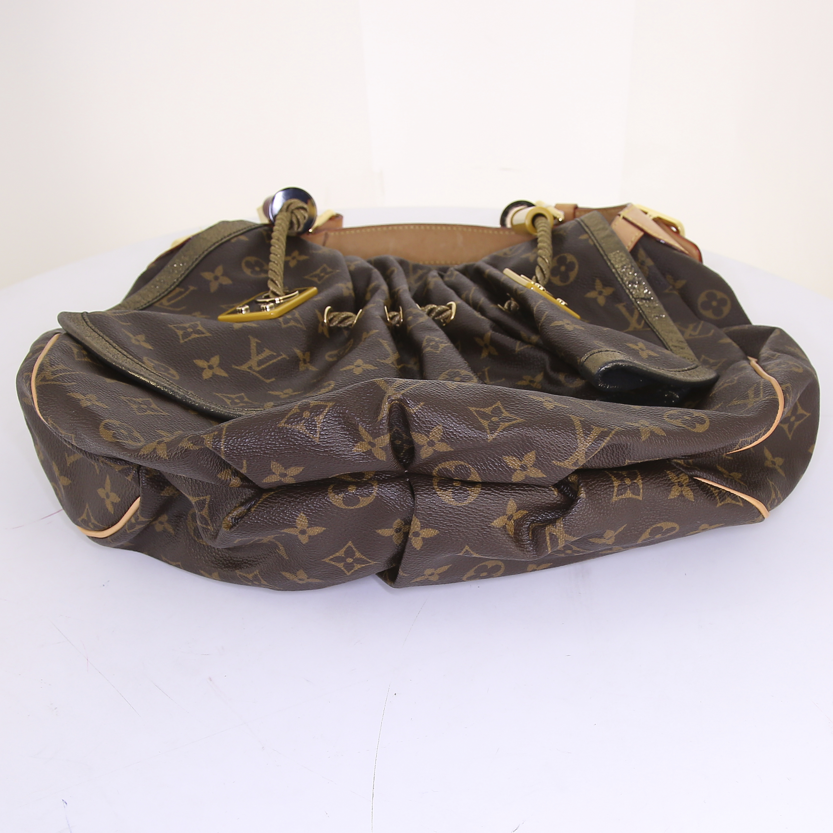 Sac porté épaule Louis Vuitton Kalahari en toile monogram enduite marron et cuir naturel - Detail D4