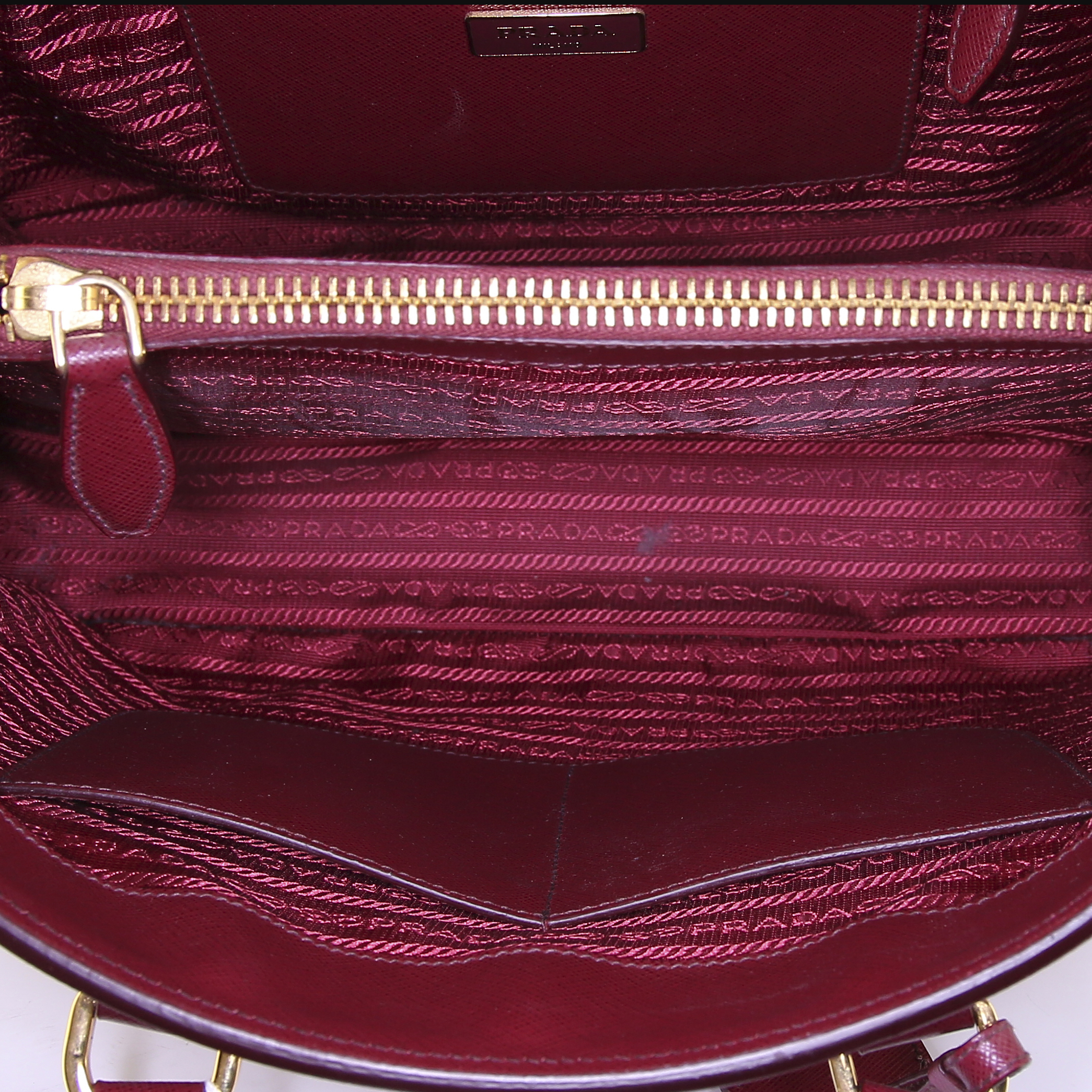 Sac cabas Prada Lux Tote en cuir saffiano bordeaux - Detail D2