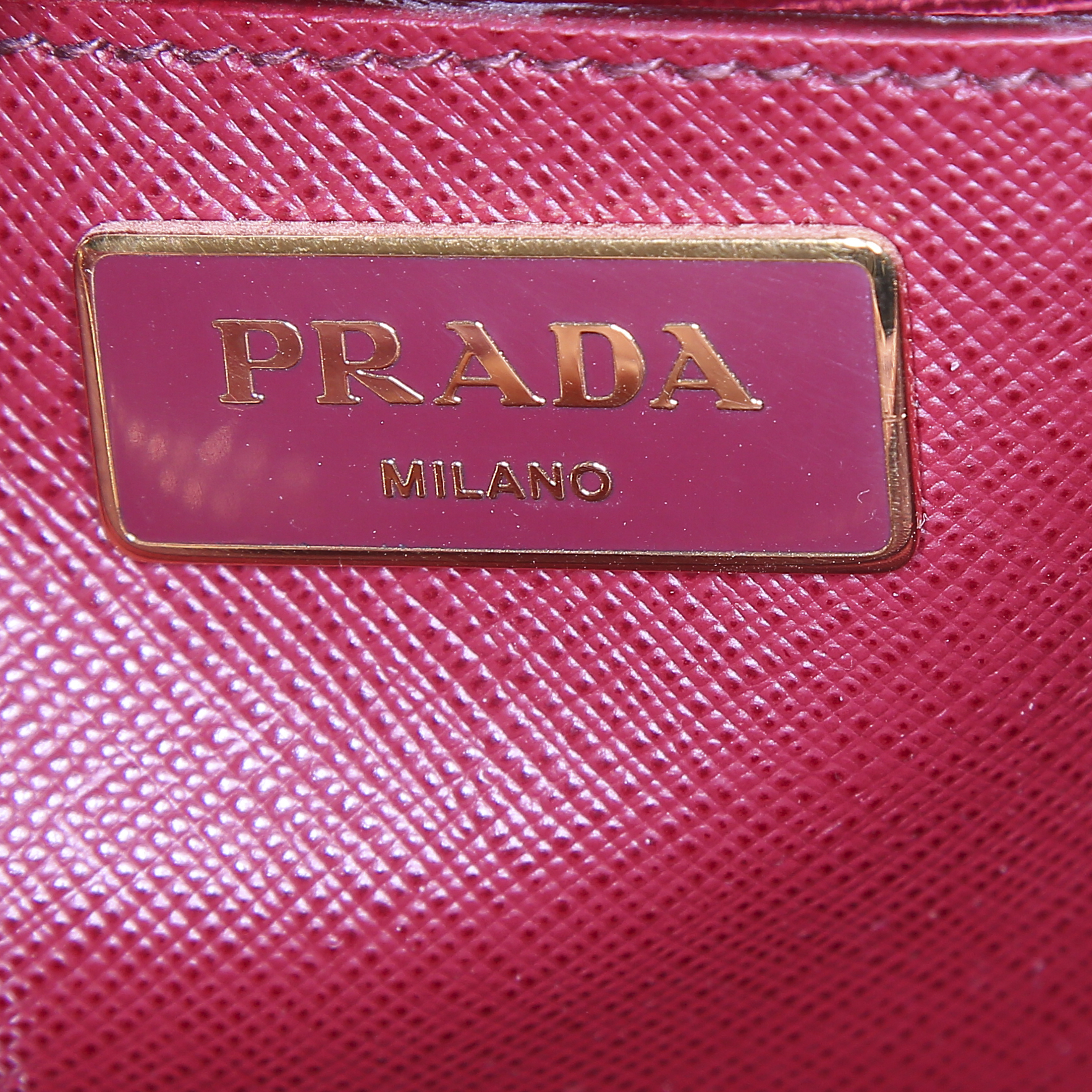 Prada Lux Tote shopping bag in burgundy leather saffiano - Detail D3