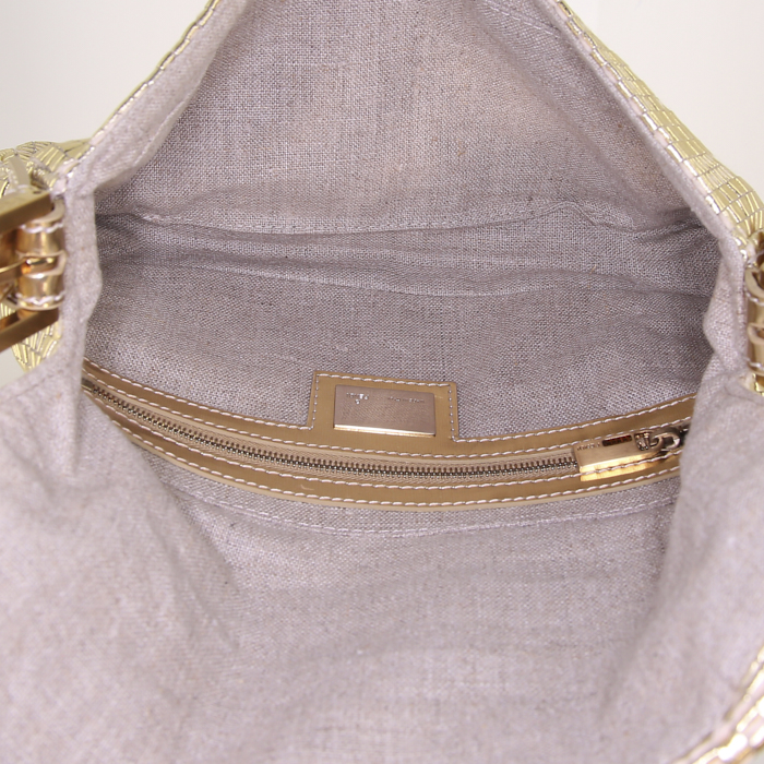 Fendi Baguette handbag in gold braided leather - Detail D2