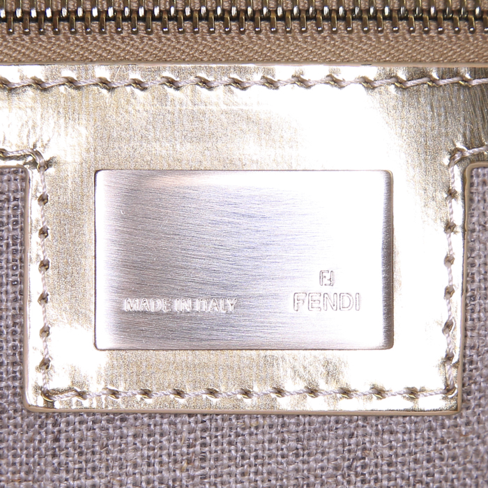 Bolso de mano Fendi Baguette en cuero trenzado dorado - Detail D3