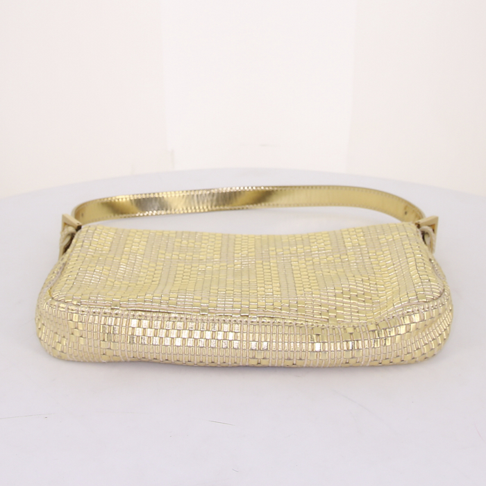Bolso de mano Fendi Baguette en cuero trenzado dorado - Detail D4