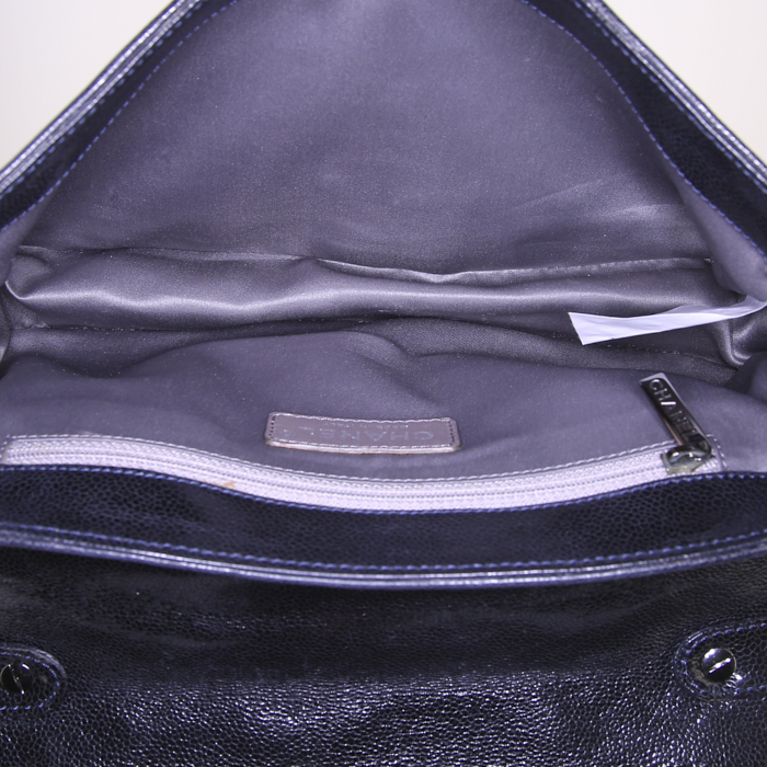 Bolso para llevar al hombro o en la mano Chanel Pocket in the city modelo pequeño en cuero granulado azul y cuero acolchado azul - Detail D2