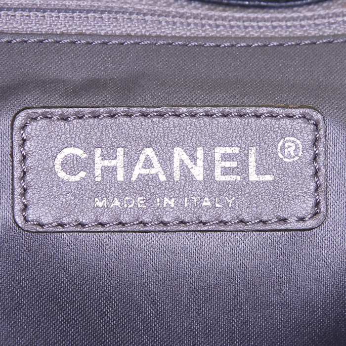 Bolso para llevar al hombro o en la mano Chanel Pocket in the city modelo pequeño en cuero granulado azul y cuero acolchado azul - Detail D3