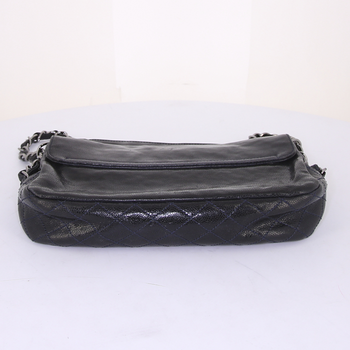 Chanel Pocket in the city small model bag worn on the shoulder or carried in the hand in blue grained leather and blue quilted leather - Detail D4