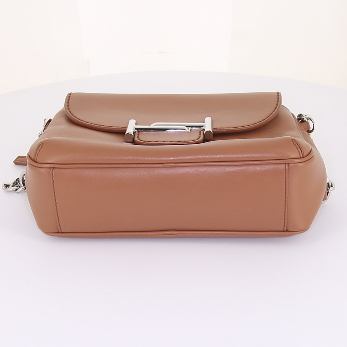 Bolso de mano Tod's Double T en cuero marrón - Detail D4