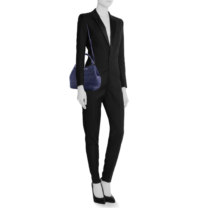 Bolso bandolera Miu Miu Iconic Crystal en cuero acolchado azul - Detail D2