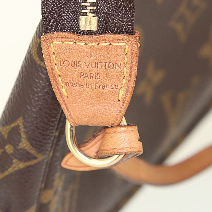 Louis Vuitton Pochette accessoires pouch in monogram canvas and natural leather - Detail D3