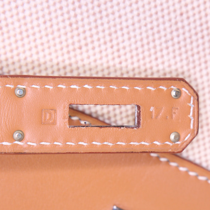 Bolso de mano Hermes Birkin 40 cm en cuero liso color oro y lona beige - Detail D4