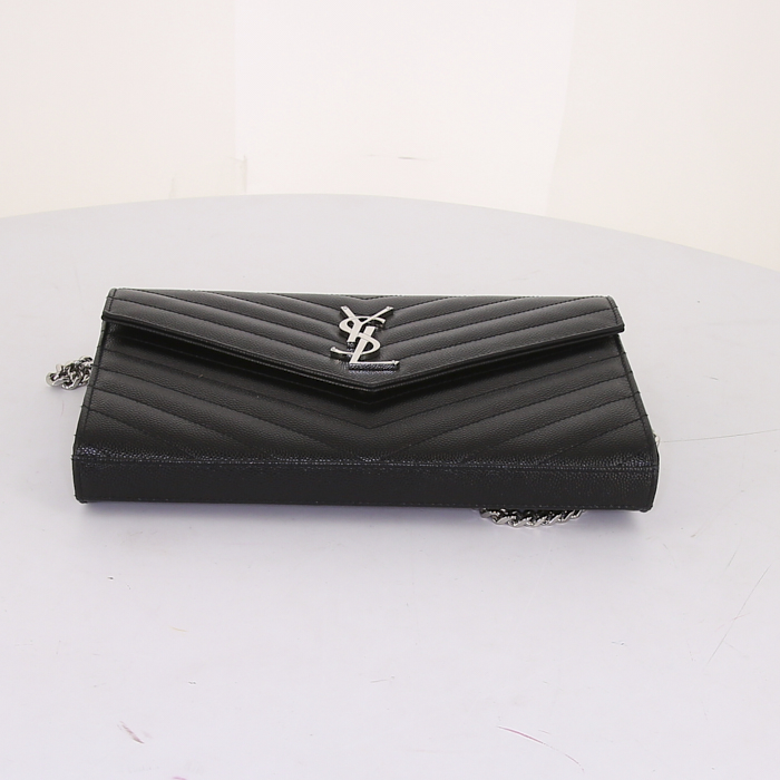 Sac bandoulière Saint Laurent Wallet on Chain en cuir grainé matelassé noir - Detail D4